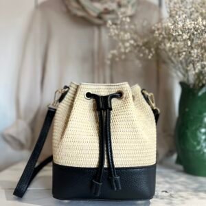 Cette bourse en raphia est l’accessoire idéal pour accompagner vos journées ensoleillées. Alliant élégance et naturel, elle associe du cuir de vachette grainé à du raphia tressé, offrant un style à la fois chic et décontracté.