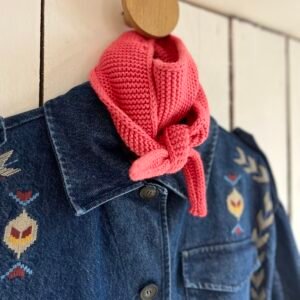 Sophie est une petite écharpe triangulaire en forme de foulard, le parfait accessoire en maille, léger et agréable à porter. Il peut être porté de différentes façons et s’adapte à tous les styles.